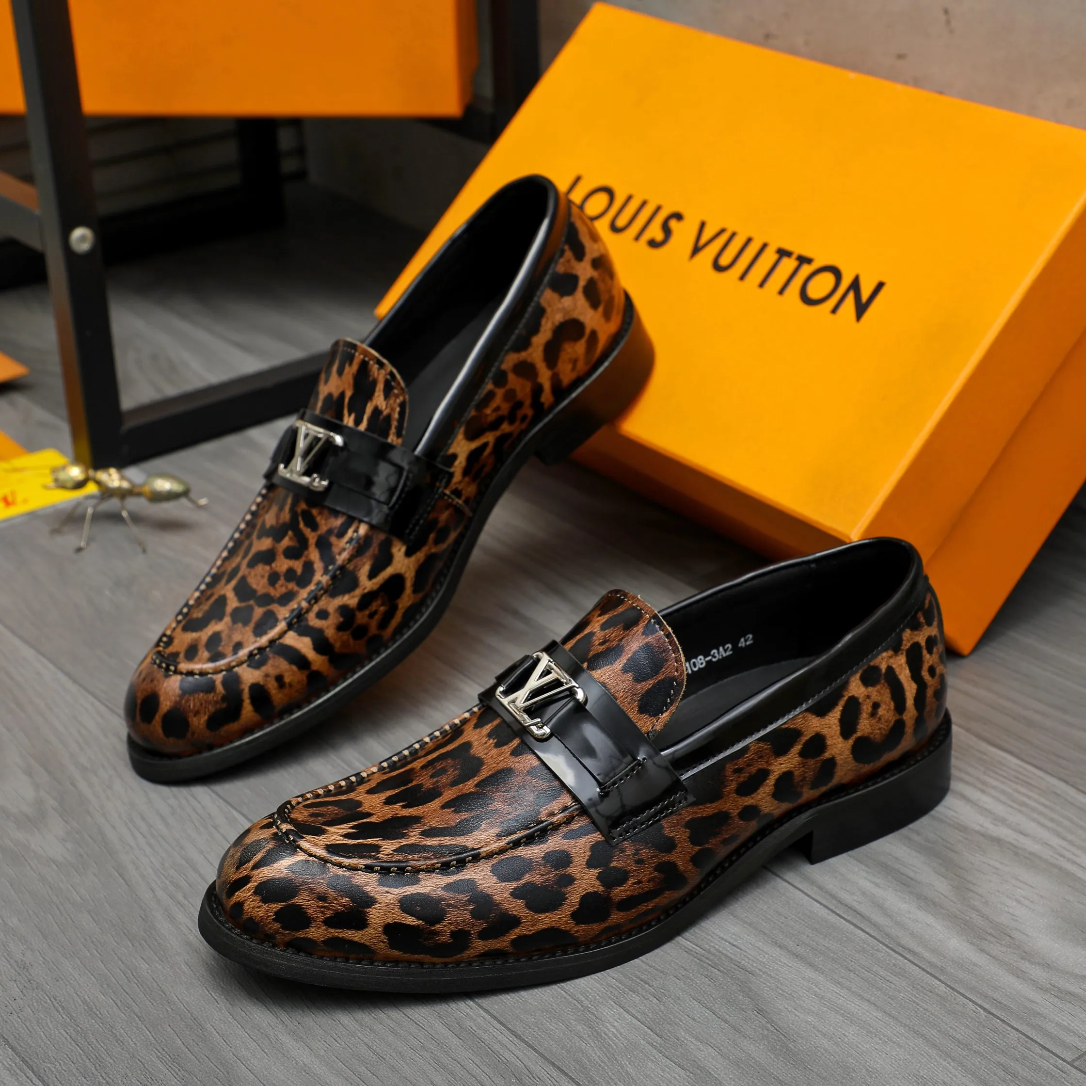 Men's shoes 💰p460 Product trademark: LV "Louis Vuitton" business slip-on leather shoes Regular size: 39-45 (45 is custom-made and non-returnable) Product materials: Selected leopard print cowhide stitching upper, cowhide lining, original rubber outsole